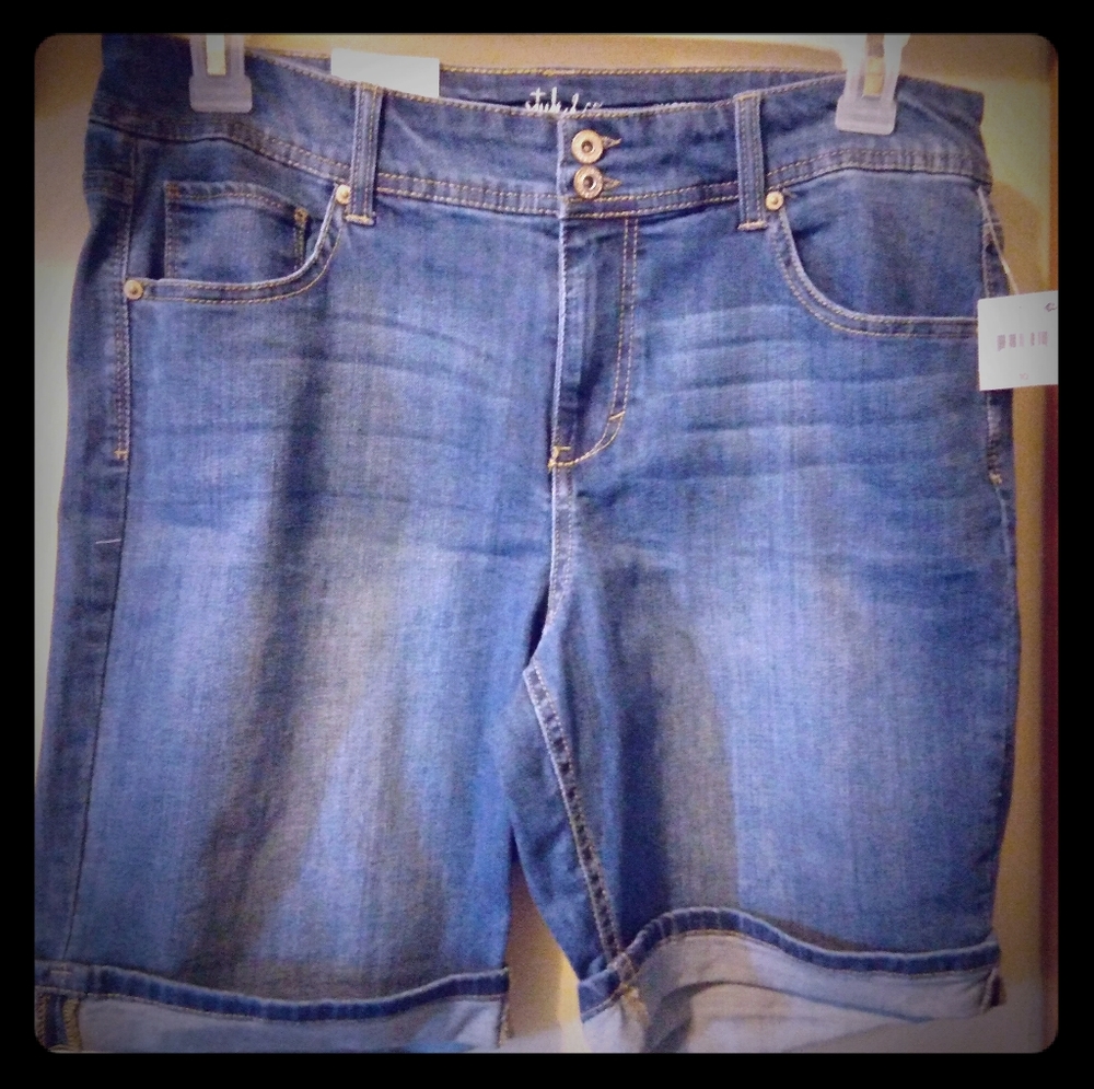 Style & Co Double Button Mid Rise Cuff Shorts
